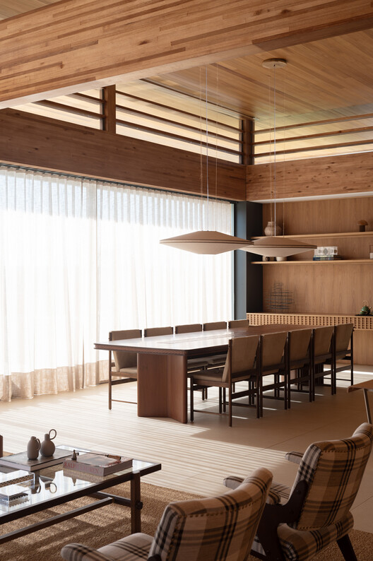 Residência CR / Lucas Takaoka - Fotografia de Interiores, Madeira, Mesa, Iluminação, Cadeira, Vidro