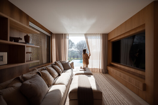Residência CR / Lucas Takaoka - Fotografia de Interiores, Sala de Estar, Sofá, Madeira, Iluminação, Cadeira