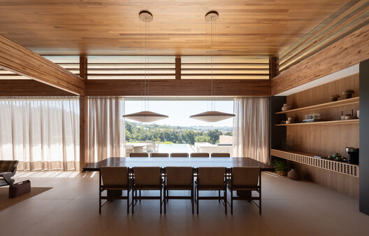 Residência CR / Lucas Takaoka - Fotografia de Interiores, Sala de Jantar, Madeira, Iluminação, Mesa, Cadeira