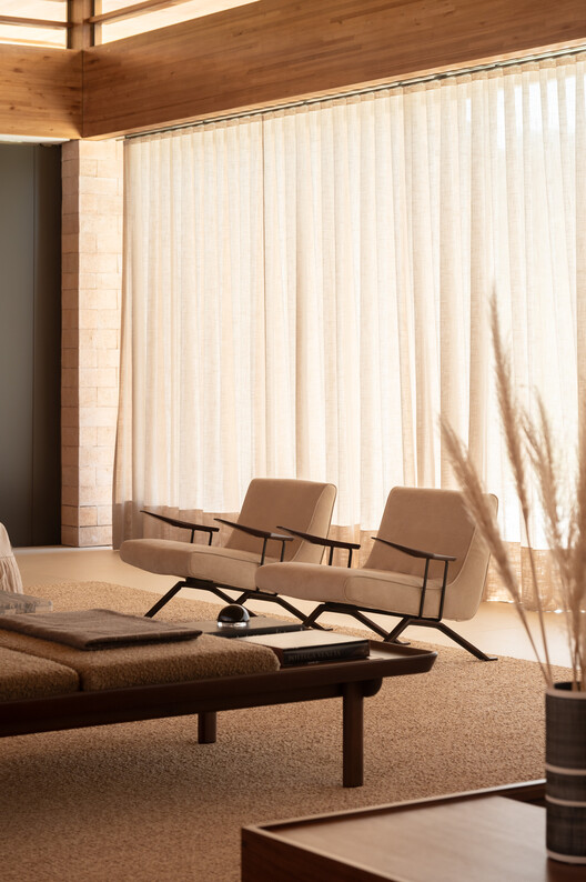 Residência CR / Lucas Takaoka - Fotografia de Interiores, Sala de Estar, Madeira, Iluminação, Cadeira