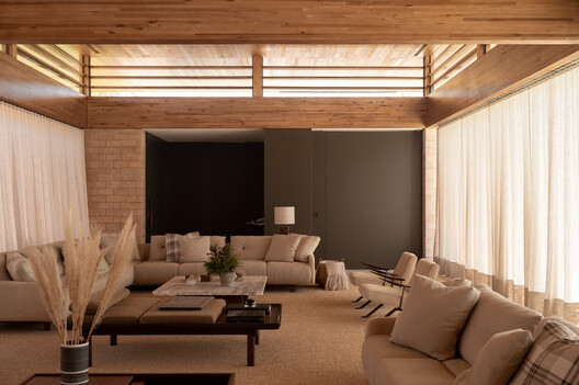 Residência CR / Lucas Takaoka - Fotografia de Interiores, Sala de Estar, Sofá, Madeira, Mesa, Iluminação, Cadeira