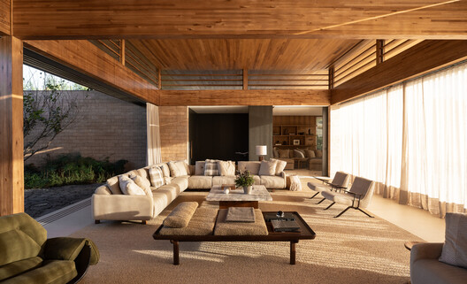 Residência CR / Lucas Takaoka - Fotografia de Interiores, Sala de Estar, Madeira, Sofá, Cadeira