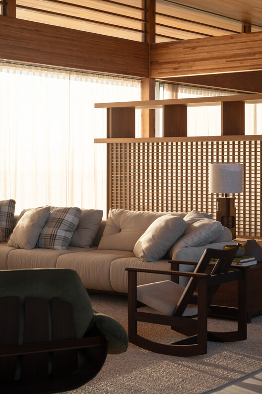 Residência CR / Lucas Takaoka - Fotografia de Interiores, Sala de Estar, Madeira, Sofá, Iluminação, Cadeira