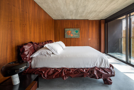 House 17-JB / Luiz Volpato Arquitetura - Interior Photography, Bedroom, Wood, Bed