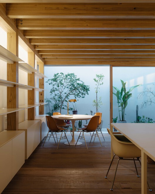 Tietê178 / Gabriel Kogan - Interior Photography, Dining room, Wood, Shelving, Table, Lighting, Chair, Glass