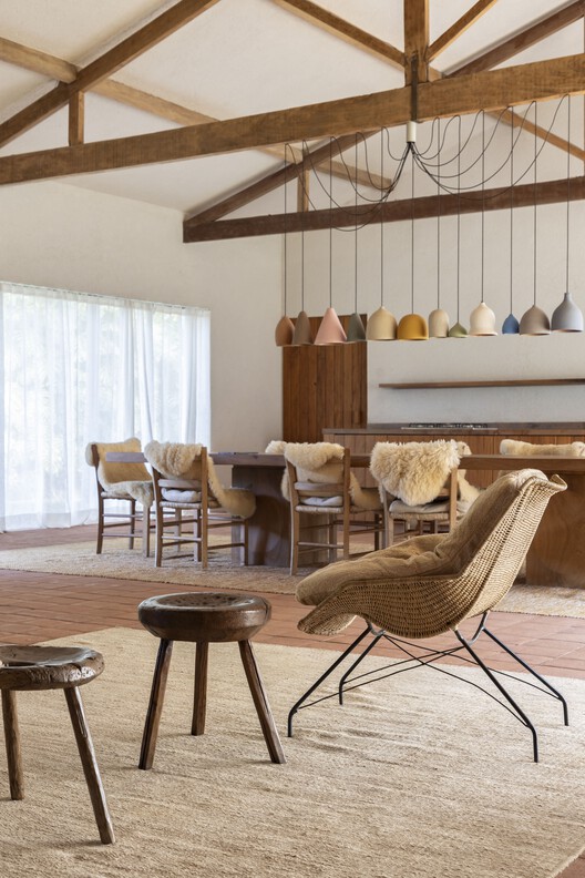 Itaipava Farm / Lucas Jimeno Dualde Itaipava Farm / Lucas Jimeno Dualde - Interior Photography, Living Room, Wood, Table, Chair, Lighting