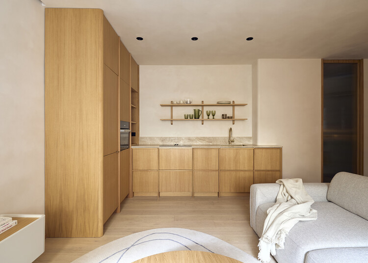 Apartamento Bernabéu / StudioMadera - Fotografía interior, Interiores De Apartamentos, Dormitorio, Encimera, Sillas