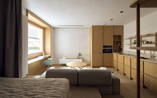 Apartamento Bernabéu / StudioMadera - Fotografía interior, Madera, Encimera, Sillas, Cocina, Iluminación, Mesas