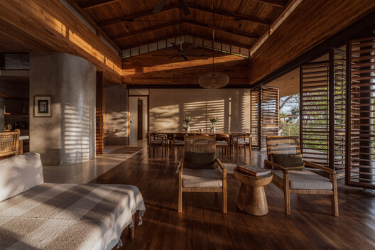 Casa Bersatu / Estudio D3B - Fotografía interior, Sala de estar, Madera, Sillas