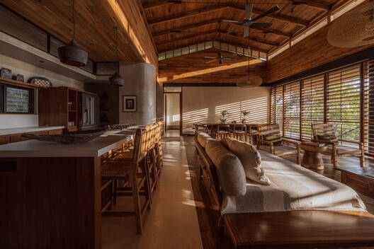 Casa Bersatu / Estudio D3B - Fotografía interior, Madera, Mesas, Sillas, Fijación Vigas