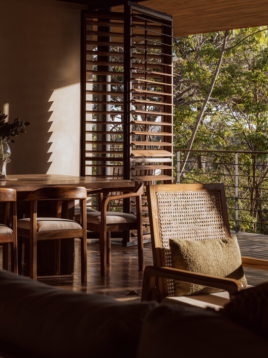 Casa Bersatu / Estudio D3B - Fotografía interior, Madera, Sillas, Patio