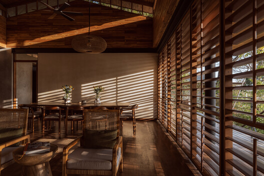 Casa Bersatu / Estudio D3B - Fotografía interior, Madera, Mesas, Sillas, Fijación Vigas