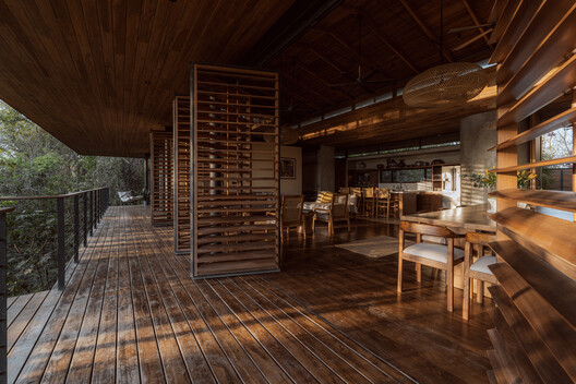 Casa Bersatu / Estudio D3B - Fotografía interior, Madera, Terraza, Fijación Vigas, Balcón