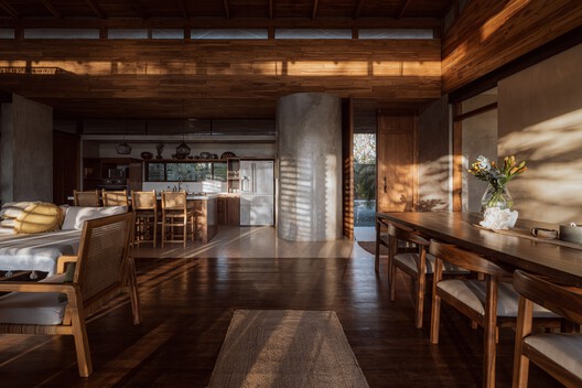 Casa Bersatu / Estudio D3B - Fotografía interior, Cocina, Madera, Sillas, Fijación Vigas