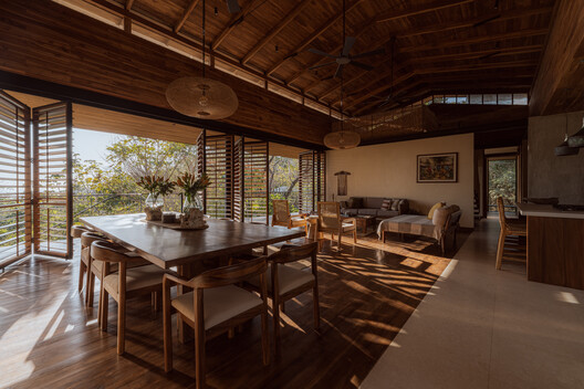 Casa Bersatu / Estudio D3B - Fotografía interior, Comedor, Madera, Mesas, Sillas
