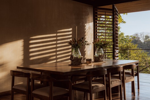 Casa Bersatu / Estudio D3B - Fotografía interior, Comedor, Madera, Mesas, Sillas