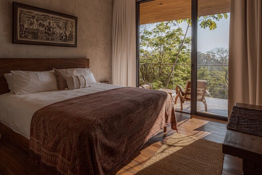 Casa Bersatu / Estudio D3B - Fotografía interior, Dormitorio, Madera, Camas, Balcón