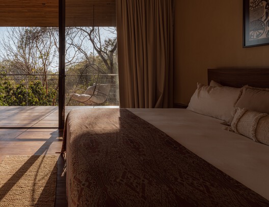 Casa Bersatu / Estudio D3B - Fotografía interior, Dormitorio, Madera, Camas