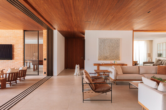 GLG Residence / Ximenes Leite Arquitetura - Interior Photography, Living Room, Wood, Table, Chair