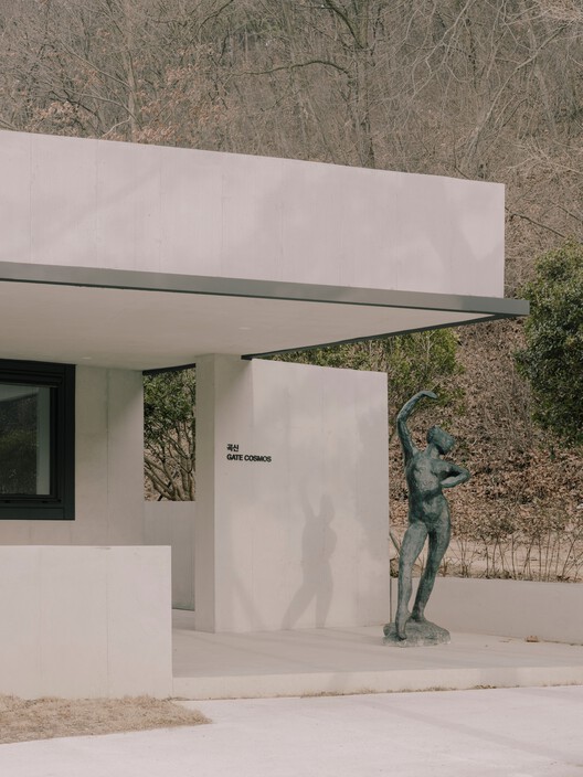 Sayuwon Park Visiting Center Gate / liveraniandrea - Interior Photography, Concrete