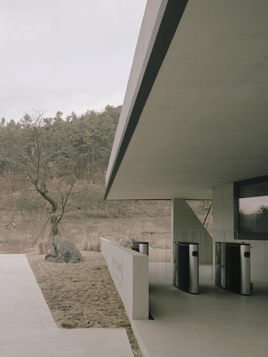 Sayuwon Park Visiting Center Gate / liveraniandrea - Exterior Photography, Concrete