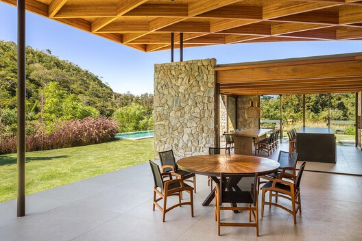 Casa JCA / Magarão + Lindenberg Arq - Fotografia de Interiores, Sala de Jantar, Madeira, Jardim, Viga