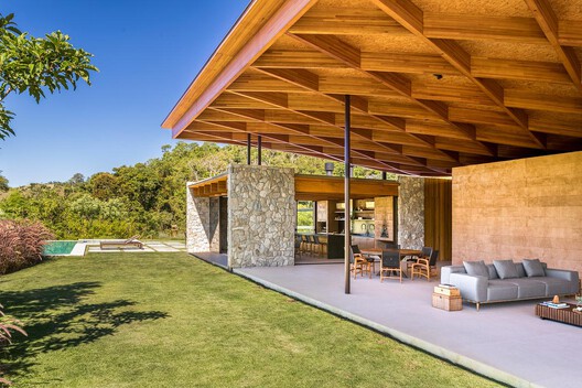 Casa JCA / Magarão + Lindenberg Arq - Fotografia de Exterior, Madeira, Jardim, Viga