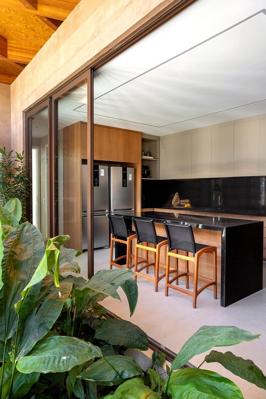 Casa JCA / Magarão + Lindenberg Arq - Fotografia de Interiores, Cozinha, Madeira, Mesa, Iluminação, Cadeira, Vidro, Porta