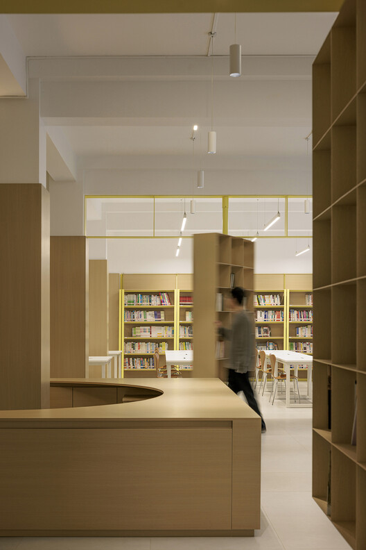 Renovation Design of the Library, Chengdu Shude Experimental Middle School / Modum Atelier Renovation Design of the Library, Chengdu Shude Experimental Middle School / Modum Atelier - Interior Photography, Closet, Shelving, Wood, Glass
