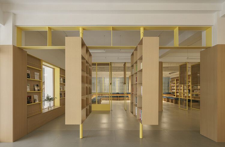 成都树德中学东马棚校区图书馆改造 / 衡建筑 - 室内图, 隔断, 木头, 灯, 玻璃