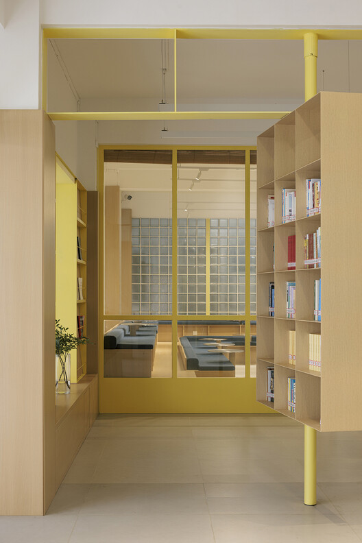 Renovation Design of the Library, Chengdu Shude Experimental Middle School / Modum Atelier Renovation Design of the Library, Chengdu Shude Experimental Middle School / Modum Atelier - Interior Photography, Shelving, Wood