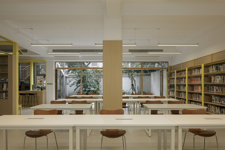 成都树德中学东马棚校区图书馆改造 / 衡建筑 - 室内图, 餐厅, 木头, 隔断, 灯, 桌子, 椅子, 玻璃