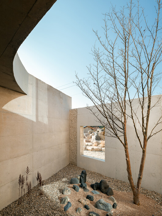 Two Gabled Volumes, One Landscape / BRBB Architects - Image 11 of 20