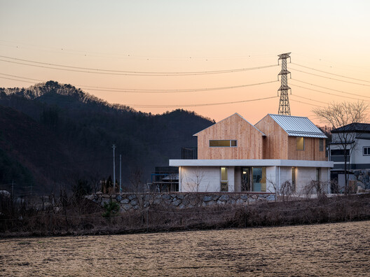 Two Gabled Volumes, One Landscape / BRBB Architects - Image 14 of 20
