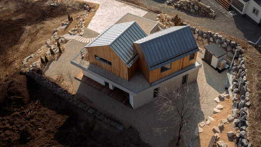 Two Gabled Volumes, One Landscape / BRBB Architects - Image 16 of 20