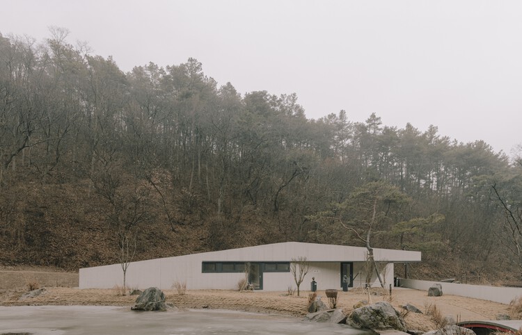 Sayuwon Park Visiting Center Gate / liveraniandrea - Cultural Architecture