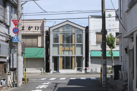 A House, Resident and Milk Delivery Service / Meguro Architecture Laboratory A House, Resident and Milk Delivery Service / Meguro Architecture Laboratory - Exterior Photography, Glass