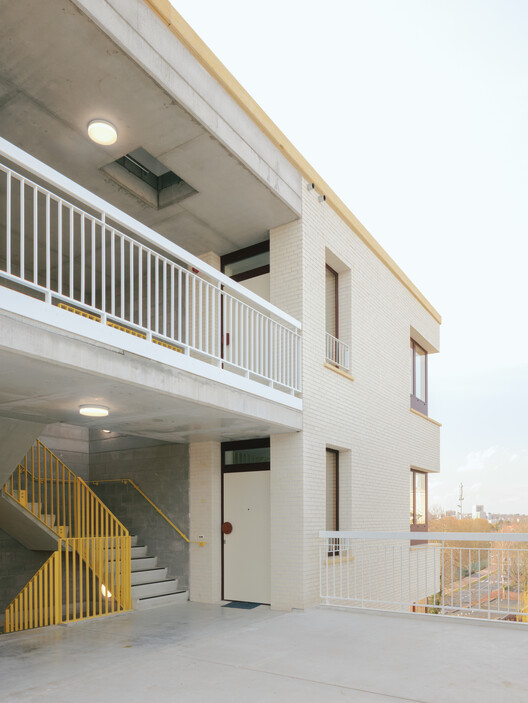 Platte-Lostraat Collective Housing / KPW architecten Platte-Lostraat Collective Housing / KPW architecten - Interior Photography, Stairs, Wood, Facade, Handrail, Door, Balcony, Concrete