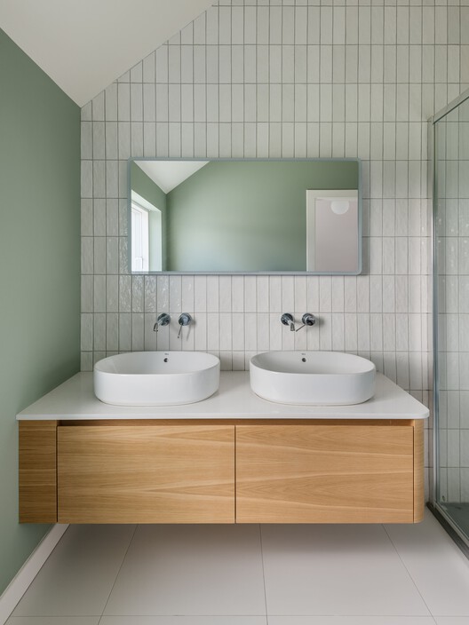 Gort Uí Ghaoithín / Fuinneamh Workshop Architects - Interior Photography, Bathroom, Sink, Countertop, Glass