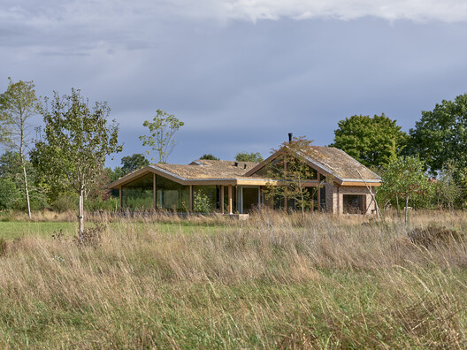 House in the Meadow / Team Tonbo - Exterior Photography