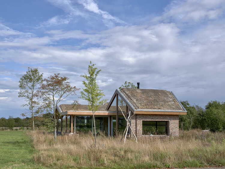 Casa en la pradera/Equipo Tonbo - Fotografía exterior