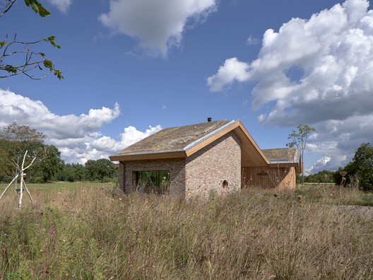 House in the Meadow / Team Tonbo - Exterior Photography
