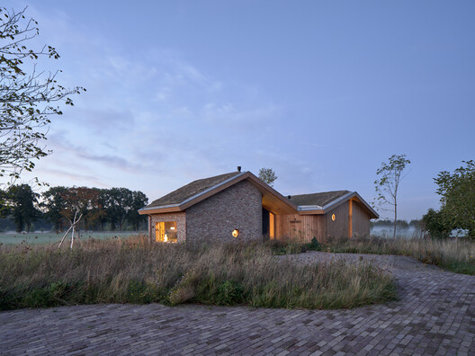 House in the Meadow / Team Tonbo - Exterior Photography