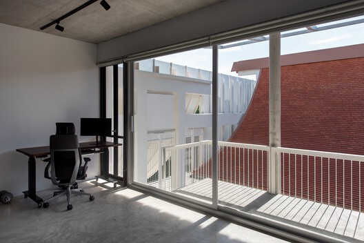 Bangsue Residence / Patara Architects Bangsue Residence / Patara Architects - Interior Photography, Glass, Balcony