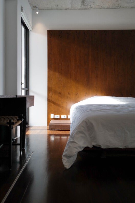 Bangsue Residence / Patara Architects Bangsue Residence / Patara Architects - Interior Photography, Bedroom, Wood, Bed