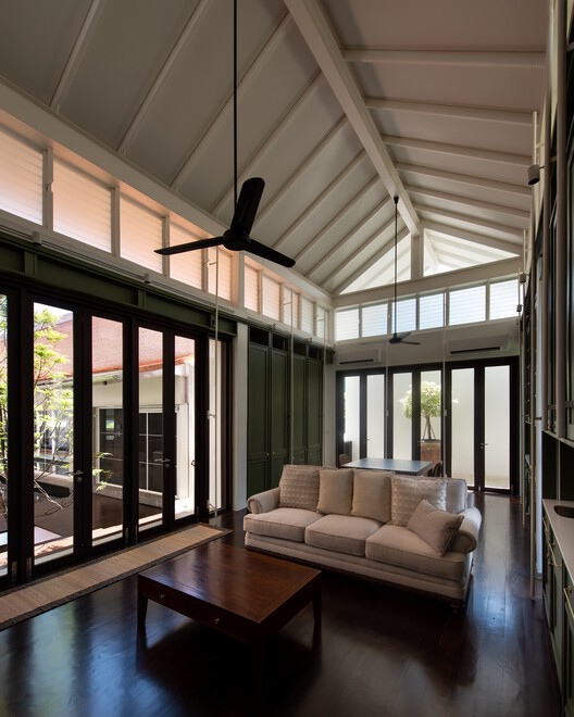 Bangsue Residence / Patara Architects Bangsue Residence / Patara Architects - Interior Photography, Living Room, Wood, Lighting, Chair, Beam, Glass