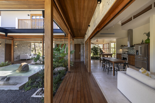 Casa Milagros / Garton Group Architecture  - Fotografía interior, Comedor, Madera, Puerta, Fijación Vigas