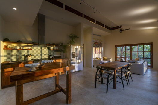 Casa Milagros / Garton Group Architecture  - Fotografía interior, Comedor, Madera, Mesas, Sillas, Iluminación, Vidrio, Encimera