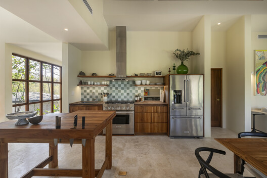 Casa Milagros / Garton Group Architecture  - Fotografía interior, Cocina, Encimera, Madera, Iluminación, Mesas, Sillas