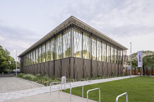 Public Swimming Pool Großfeldsiedlung / Illiz Architektur - Exterior Photography